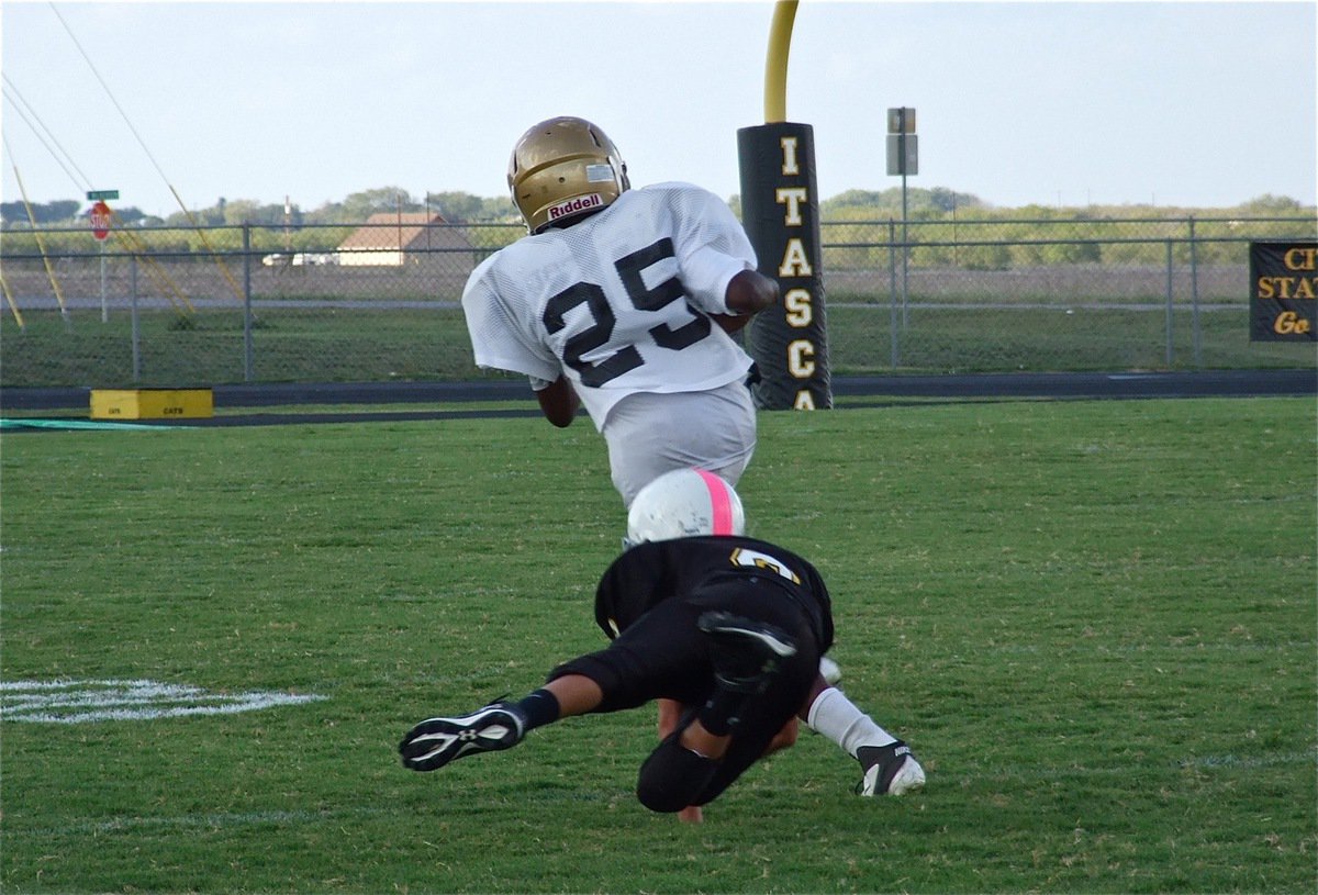Image: Italy’s Anthony Lusk(25) breaks a tackle and then sprints into the end zone.