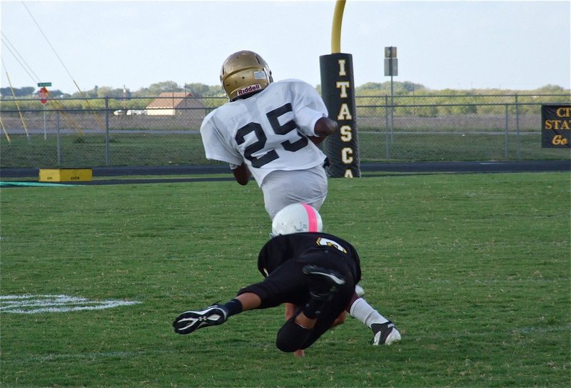 Image: Italy’s Anthony Lusk(25) breaks a tackle and then sprints into the end zone.