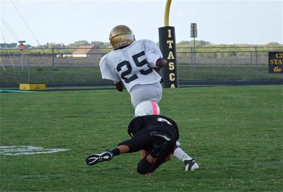 Image: Italy’s Anthony Lusk(25) breaks a tackle and then sprints into the end zone.