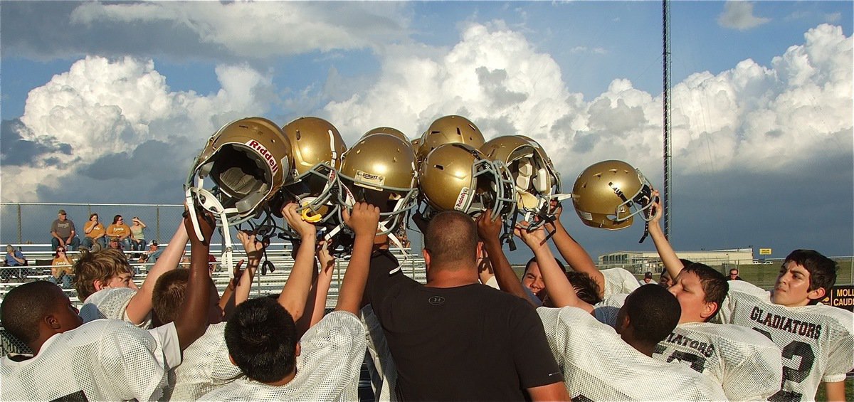 Image: Italy 7th graders celebrate their 36-0 win over Itasca with Coach Brandon Duncan.