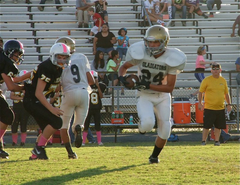Image: Devonteh Williams(9) hands off to Joe Celis(24) to confuse the Cats.