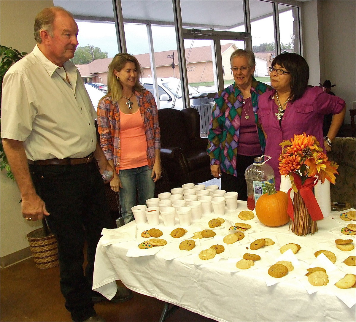 Image: James Hobbs, Ronda Cockerham, Sue Lauhoff and Manuella Barton socialize at the punch and cookies table provided by the City of Italy.