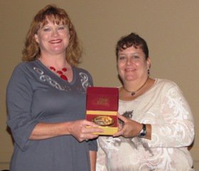 Image: Julie Hinz of Italy, left, won the Junior Mares at Halter buckle with her Paint Horse mare Mighty Sassy Thing.