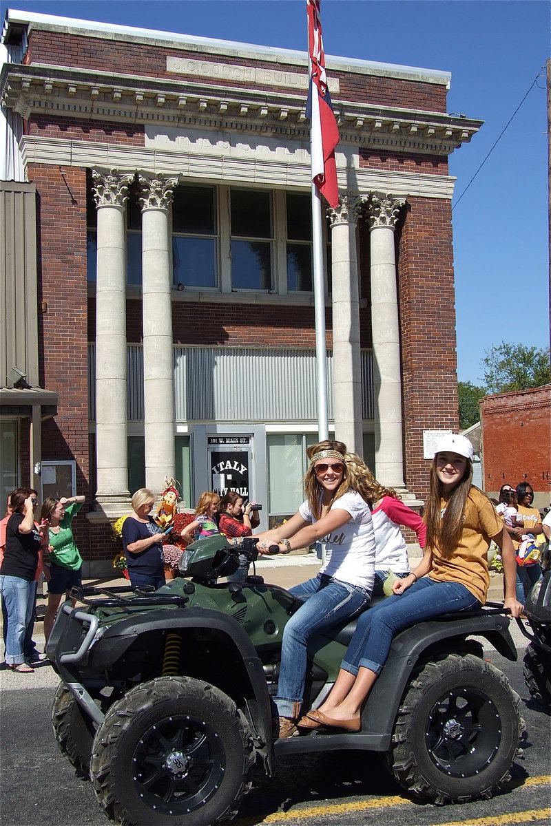 Image: Bailey Eubank and Jozie Perkins help Italy cruise to a homecoming win during the parade.