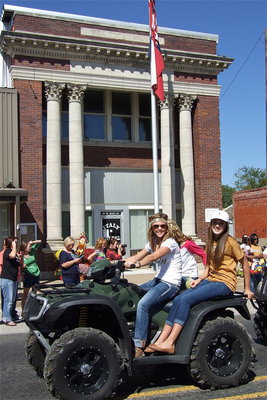 Image: Bailey Eubank and Jozie Perkins help Italy cruise to a homecoming win during the parade.