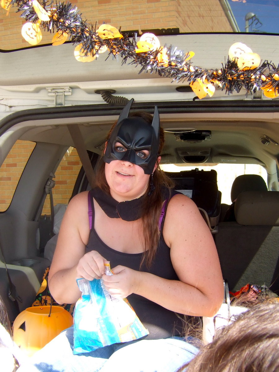 Image: Pumpkin garland adorns this trunk with a mom in disguise.