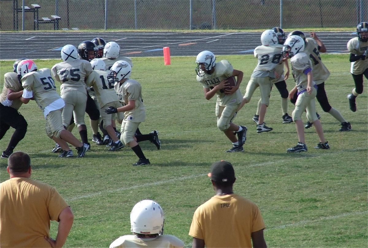 Image: A-team Gladiator Jonathan Salas(82) takes the handoff from Ryder Itson(2) and follows Cade Brewer(21), Alex Garcia(50) and Adam Powell(75) toward the end zone.