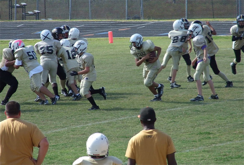 Image: A-team Gladiator Jonathan Salas(82) takes the handoff from Ryder Itson(2) and follows Cade Brewer(21), Alex Garcia(50) and Adam Powell(75) toward the end zone.