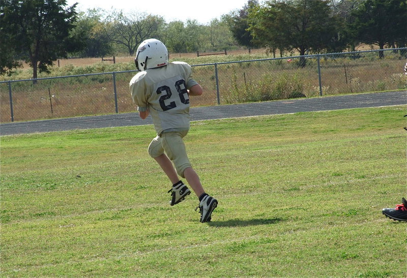 Image: Italy goes up 20-0 against Hubbard when Garrett Cash(28) catches a pass from teammate Ryder Itson(28) and then rushes into the end zone for an A-team Gladiator touchdown.