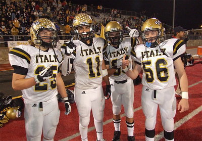 Image: Shad Newman(25), Reid Jacinto(11), Levi McBride(85) and John Escamilla(56) join in with the fans who can feel a victory!