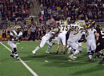 Image: Marvin Cox(3) runs behind his blockers Jalarnce Jamal Lewis(21), Cody Medrano(75), Kevin Roldan(60), Darol Mayberry(58), Ryheem Walker(10) and Chase Hamilton(2).