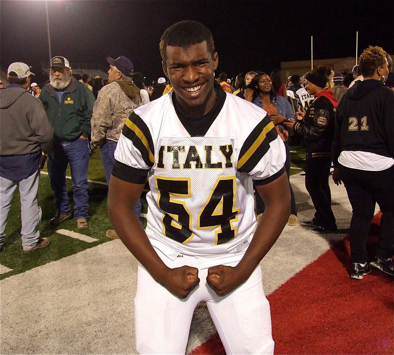 Image: Italy’s Justin Robbins(54) and his Gladiator teammates flex their muscle against Goldthwaite.