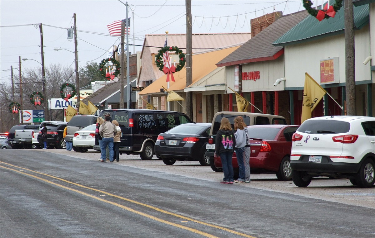 Image: Fans can hear the sirens blaring as the Italy Police Department and the Italy Fire Department give the Gladiators a personal escort down the stretch of Highway 34 that runs thru downtown.