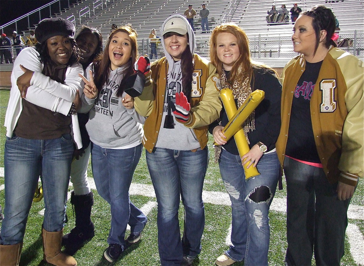 Image: Jimesha Reed, Taleyia Wilson, Monserrat Figueroa, Alyssa Richards, Katie Byers and Breyanna Beets help form the spirit line.