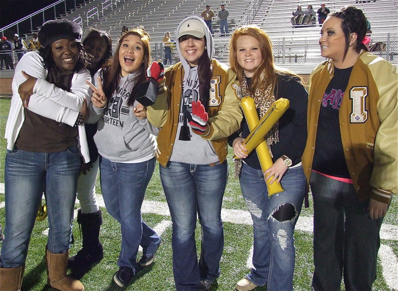 Image: Jimesha Reed, Taleyia Wilson, Monserrat Figueroa, Alyssa Richards, Katie Byers and Breyanna Beets help form the spirit line.