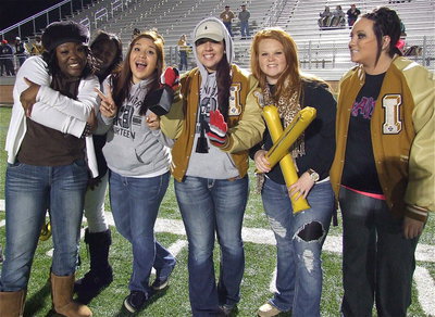 Image: Jimesha Reed, Taleyia Wilson, Monserrat Figueroa, Alyssa Richards, Katie Byers and Breyanna Beets help form the spirit line.