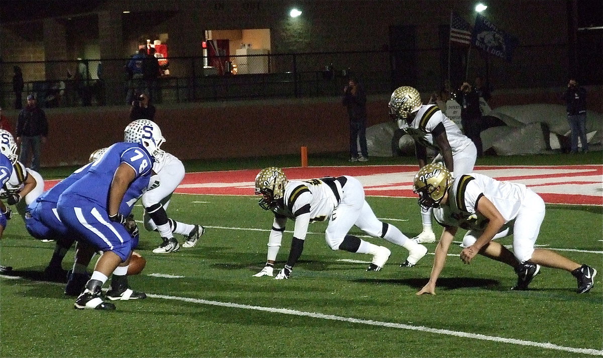 Image: Italy’s Jalarnce Lewis(21) Ryheem Walker(10) and Cody Medrano(75) dig in on defense.