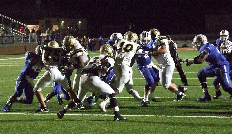 Image: Ryheem Walker(10) takes the handoff from Marvin Cox(3) and then tries punching thru the middle as Cody Medrano(75), Darol Mayberry(58) and Kevin Roldan(60) clear some room.