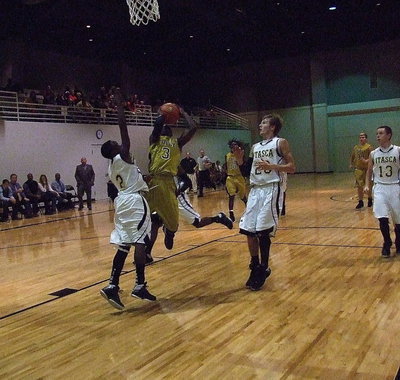 Image: Italy’s Marvin Cox(3) slips thru the Itasca defense to put up a shot.
