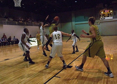 Image: Italy’s Marvin Cox(3) drives into the lane as teammate Cole Hopkins(21) gives Cox a passing option.