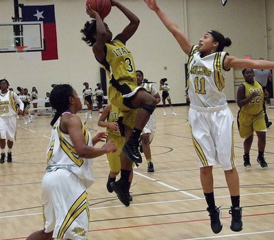 Image: Attacking the basket is Italy’s Kortnei Johnson(3).