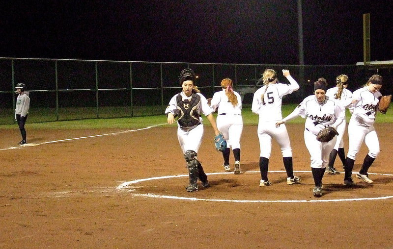 Image: Italy’s infield breaks after a meeting of the minds.
