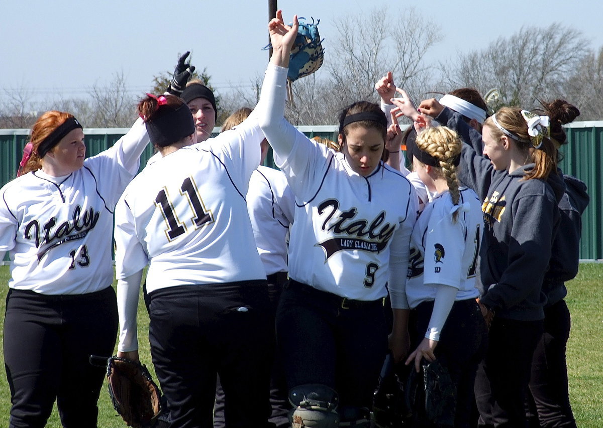 Image: Italy’s 1A Lady Gladiators get ready to take on 4A Terrell.