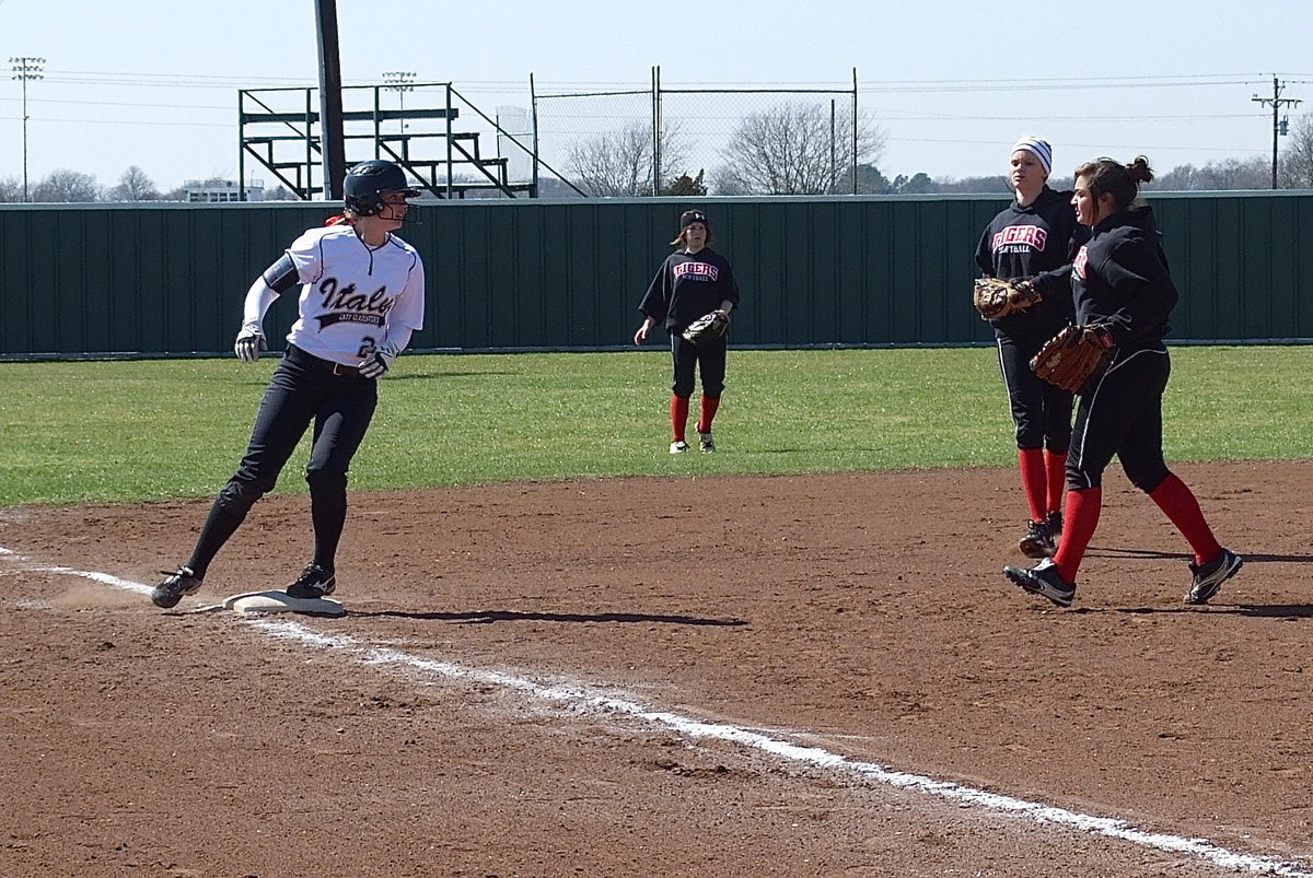 Image: Italy’s Madison Washington(2) beats Terrell to the third-base punch.