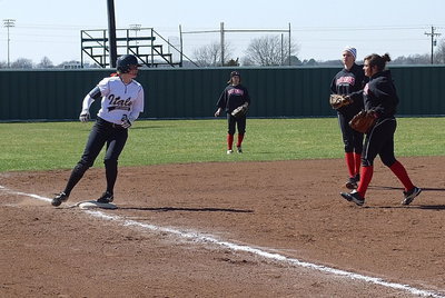 Image: Italy’s Madison Washington(2) beats Terrell to the third-base punch.