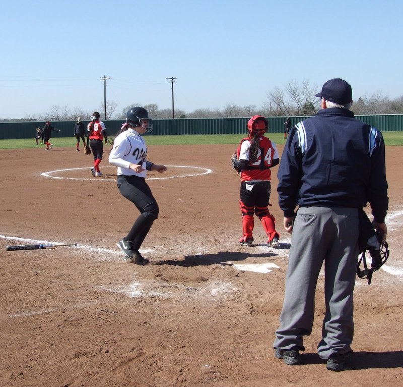 Image: Italy’s Alyssa Richards reaches home thanks to a Paige Westbrook single.