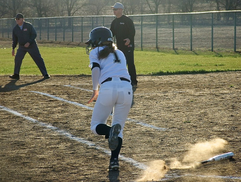 Image: Italy’s Bailey Eubank(1) slaps her way onto first-base.