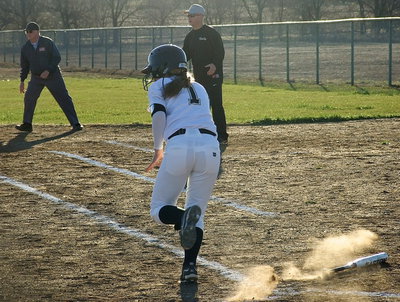 Image: Italy’s Bailey Eubank(1) slaps her way onto first-base.