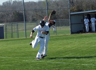 Image: Italy pitcher Caden Jacinto(2) makes the close-call grab along the first-base line during a rematch game against the Hubbard Jaguars.