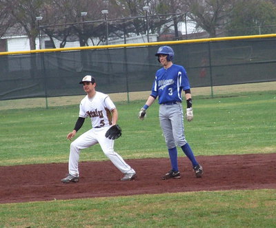 Image: Italy’s shortstop Reid Jacinto(5) attempts to keep a Wildcat runner close to the second-base bag.
