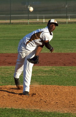Image: Marvin Cox(3) keeps Itasca’s hitters guessing.