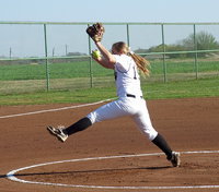 Image: Italy’s Jaclynn Lewis(15) is brilliant against the Lady Eagles from the mound.