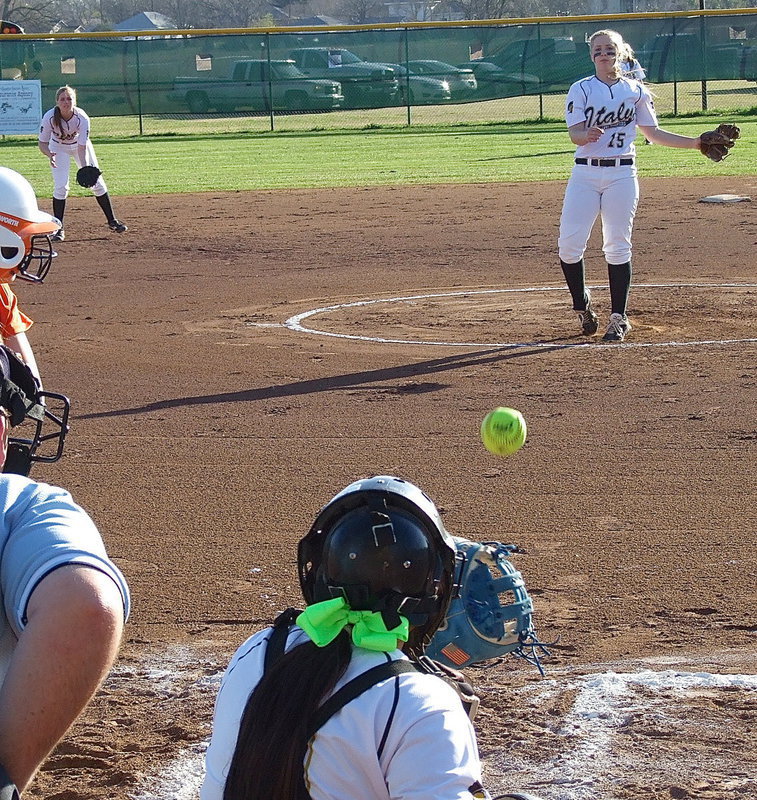 Image: Shortstop Madison Washington(2) is ready for anything as Italy’s Jaclynn Lewis(15) pitches an outside strike to catcher Alyssa Richards(9).