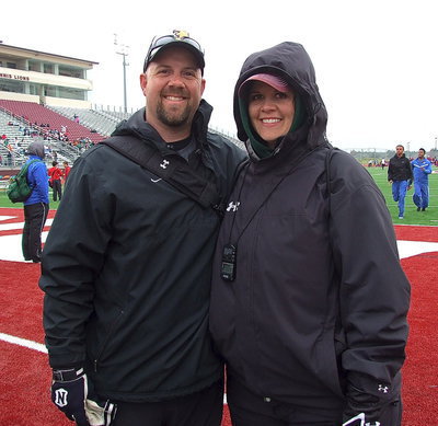 Image: Italy’s coach Hank Hollywood gets a chance to say hello to his sister and Waxahachie coach Pattilyn Wilkinson.