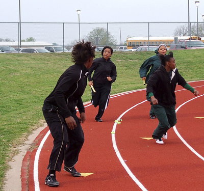 Image: Italy’s Ryisha Copeland and Kortnei Johnson practice handoffs alongside Waxahachie.