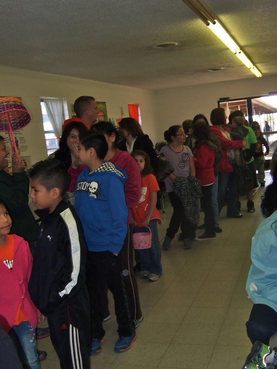 Image: Long line for hotdogs!