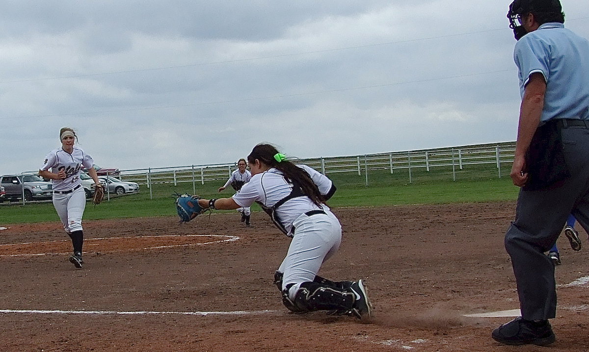 Image: Italy recovers as Alyssa Richards(9) sheds her catcher’s mask and somehow gets under a baby pop-up for a key out near the end of the game.