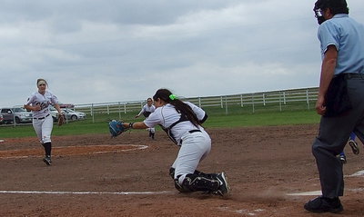 Image: Italy recovers as Alyssa Richards(9) sheds her catcher’s mask and somehow gets under a baby pop-up for a key out near the end of the game.