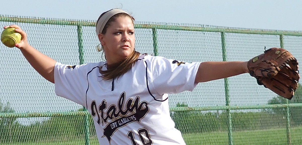 Image: Italy’s third baseman Paige Westbrook(10) with a determined effort against Grand Prairie Advantage.