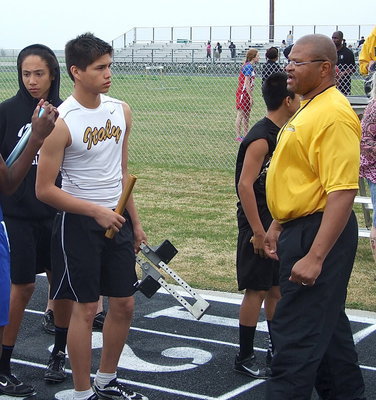 Image: Italy’s Joe Celis and De’Vonteh Williams get the pre-race instructions before settling in.