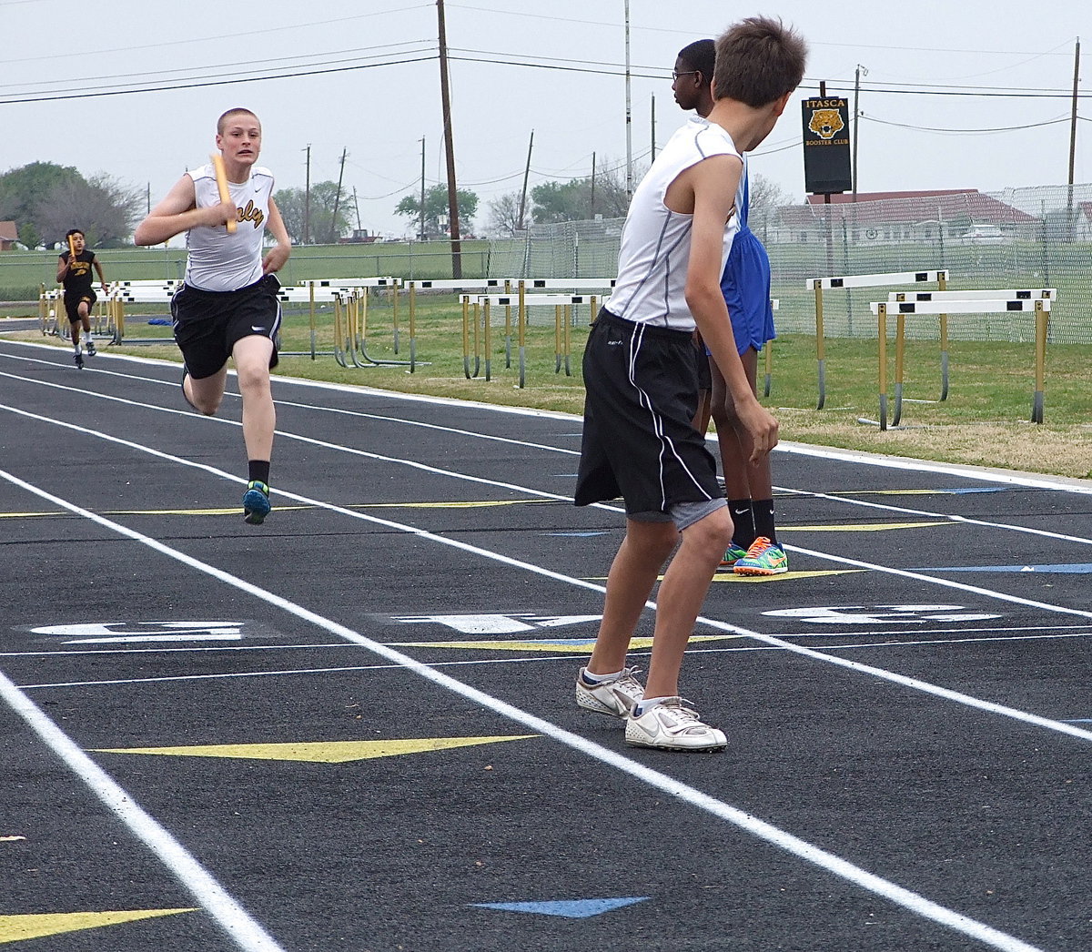 Image: Italy’s Ty Hamilton can hardly wait as teammate Clay Riddle hurries with the baton.
