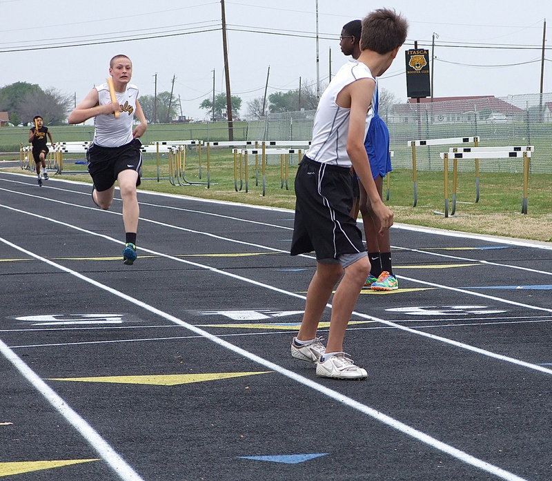 Image: Italy’s Ty Hamilton can hardly wait as teammate Clay Riddle hurries with the baton.