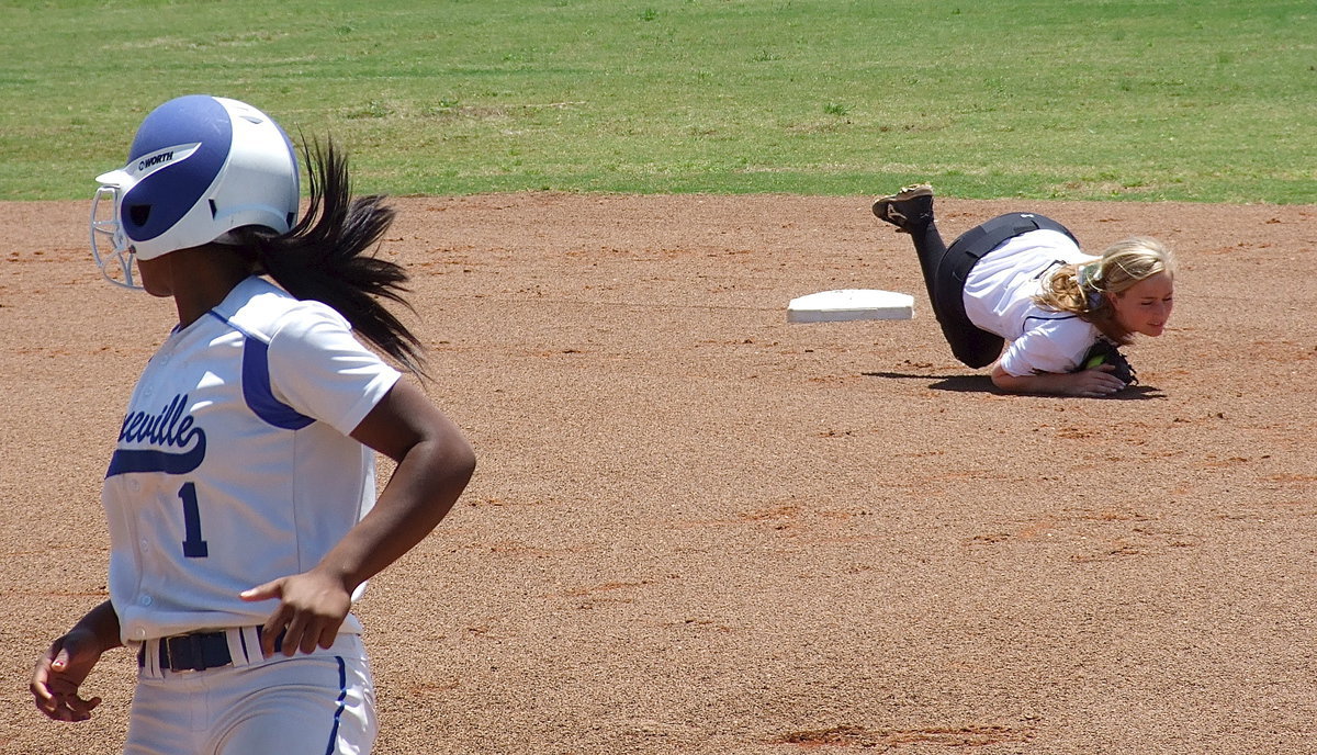 Image: Maddy Washington(2) gives 110% to make the stop.