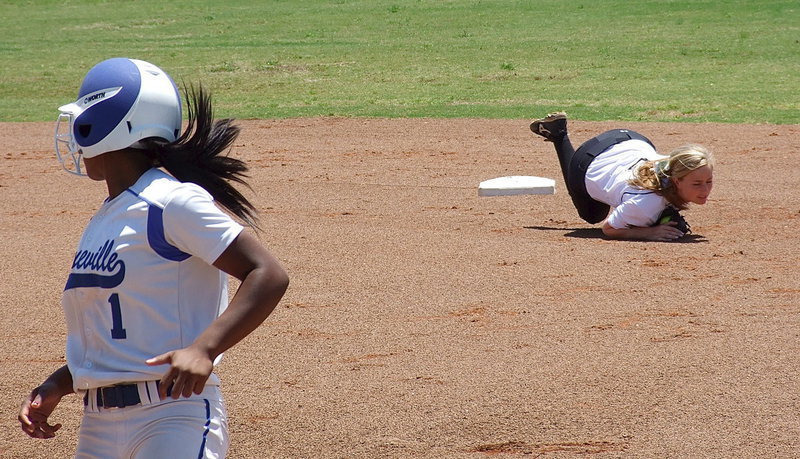 Image: Maddy Washington(2) gives 110% to make the stop.