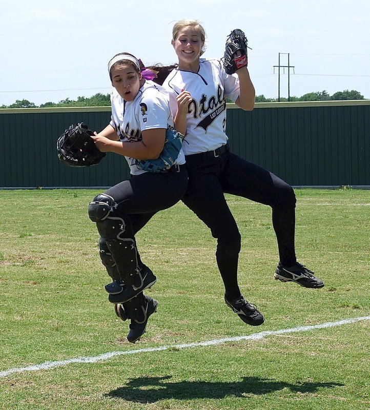 Image: Italy Lady Gladiators Alyssa Richards(9) and Madison Washington(2) are ready for their regional quarterfinal matchup against Bosqueville which was played in nearby Hillsboro on Friday and Saturday.