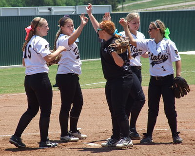 Image: Italy’s infielders consisting of Jaclynn Lewis(15), Paige Westbrook(10), Katie Byers(13), Madison Washington(2) and Bailey Eubank(1) want that third out.